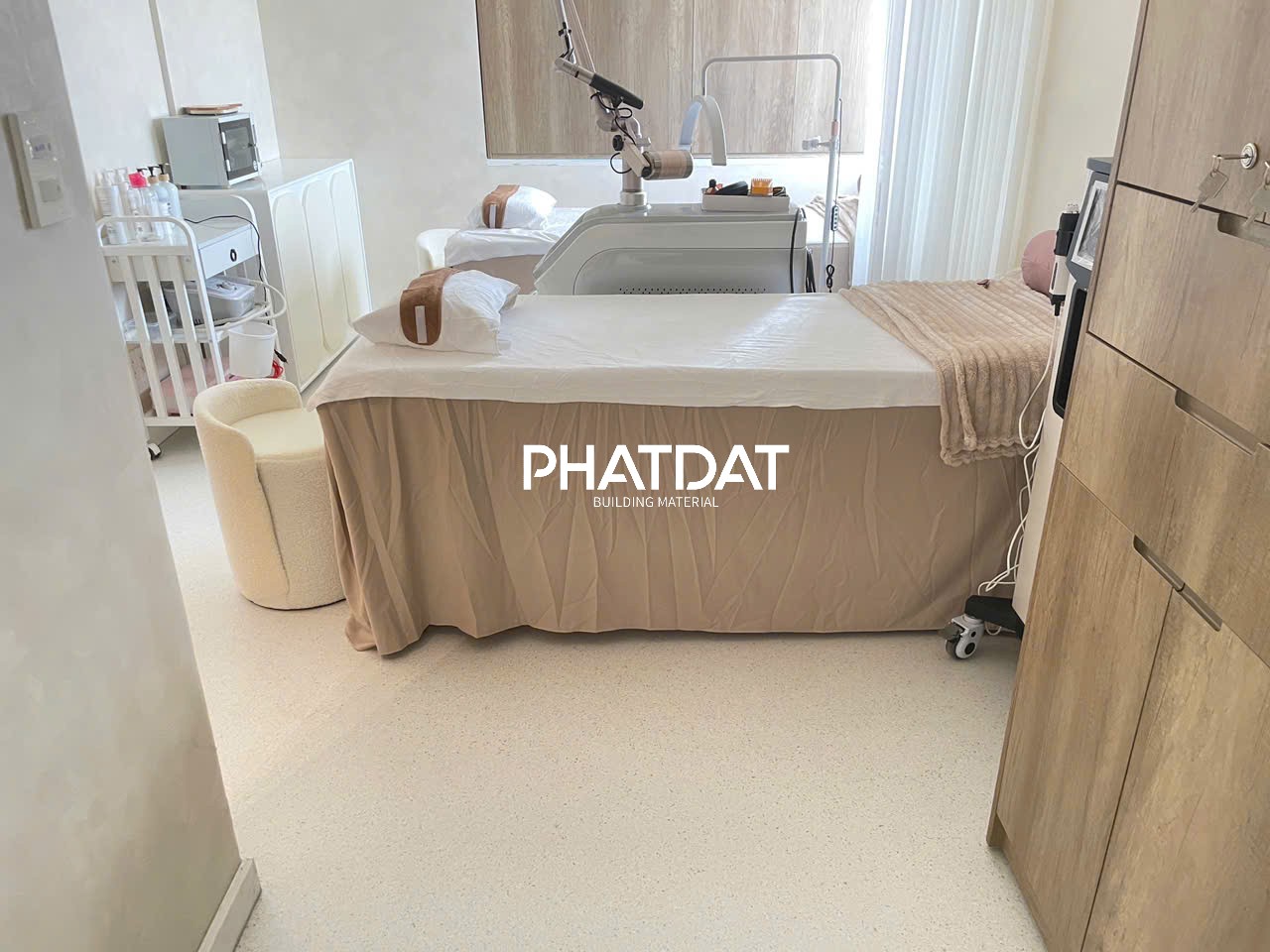 thảm sàn vinyl kháng khuẩn tại Ted's Clinic Quận 10
